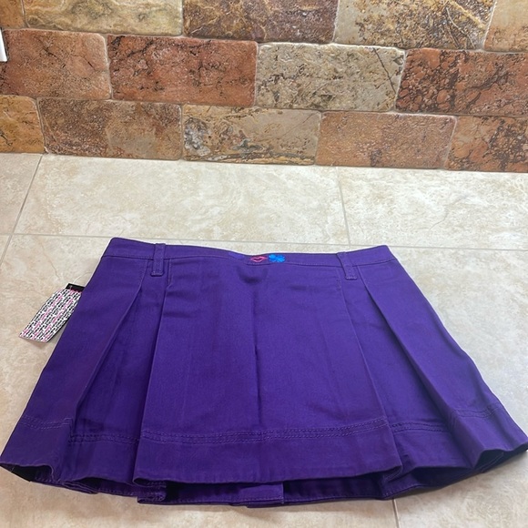 Married to the Mob Purple Pleated Mini Skirt NWT Size M Y2K Streetwear Button - Picture 14 of 16